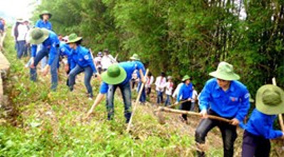 Hoạt động tình nguyện của tuổi trẻ tham gia làm đường giao thông nông thôn